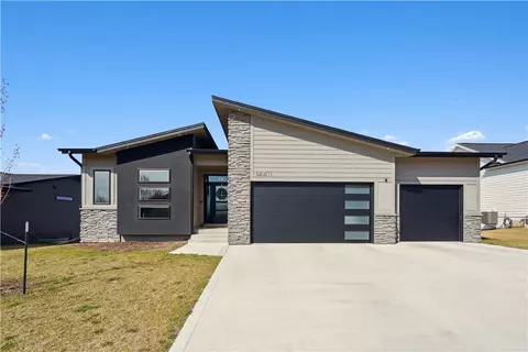 14411 Sutton Dr, Urbandale, IA 50323