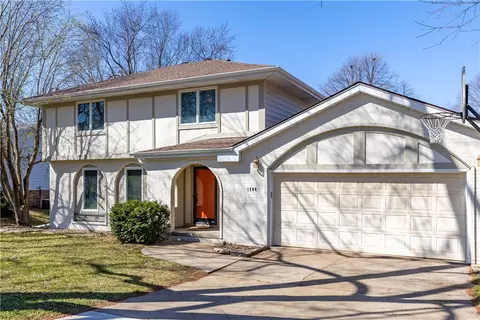 1504 NW 104th St, Clive, IA 50325