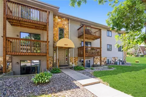 9517 University Ave #24, Clive, IA 50325