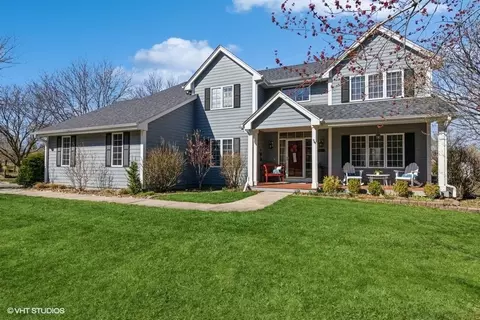 8421 Blackstone Ct, Johnston, IA 50131