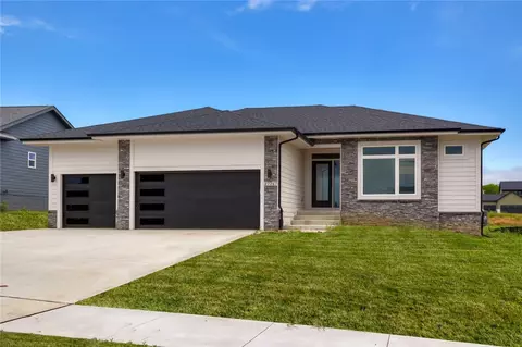 17747 Valleyview Dr NW, Clive, IA 50325