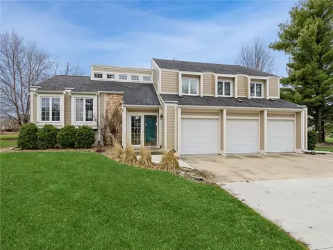 2260 SE Browns Woods Pl, West Des Moines, IA 50265