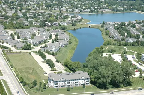 14100 Pinnacle Pointe Dr #308, Clive, IA 50325