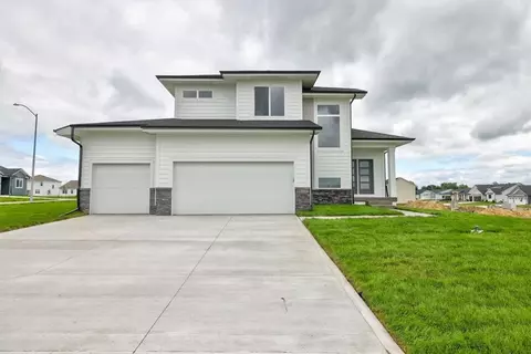 10127 NW 68th Ave, Johnston, IA 50131