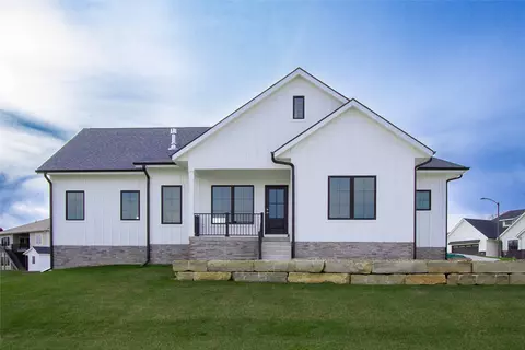 245 Aspen Cir, Pella, IA 50219