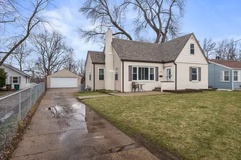 1400 Locust St, West Des Moines, IA 50265