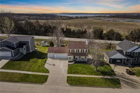 781 183rd Pl, Pella, IA 50219