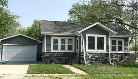 699 E Washington St, Marengo, IA 52301