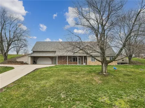 1465 N Shore Dr, Knoxville, IA 50138