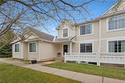 9240 Greenspire Dr #31, West Des Moines, IA 50266