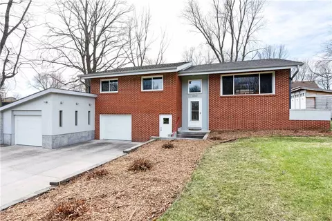 430 SE Browns Woods Dr, West Des Moines, IA 50265