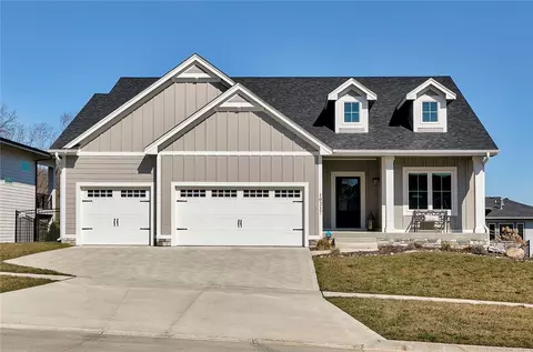 10217 Thorne Dr, West Des Moines, IA 50266