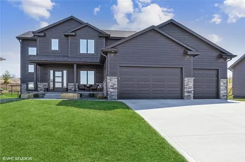 10116 Hidden Valley Dr, Johnston, IA 50131