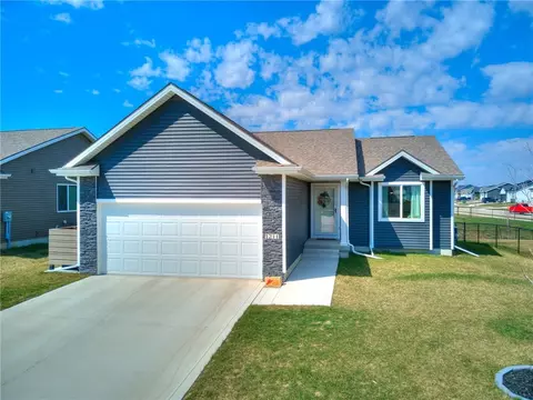 1211 NW Mill Springs Dr, Waukee, IA 50263