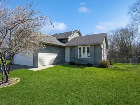 2911 Deerpath Ct, Des Moines, IA 50320