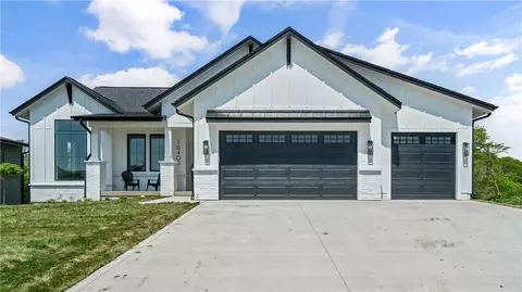 16409 Ironwood Ln, Urbandale, IA 50323