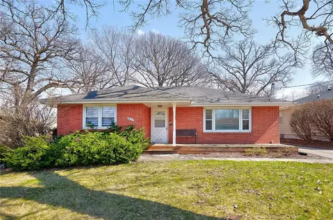 3623 Oakcrest Dr, Des Moines, IA 50310