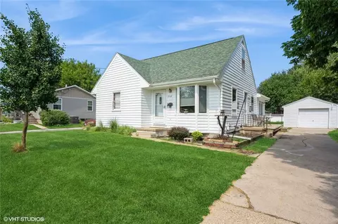 7107 Oliver Smith Dr, Urbandale, IA 50322