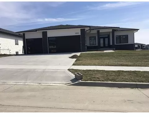 18092 Tanglewood Dr, Clive, IA 50325