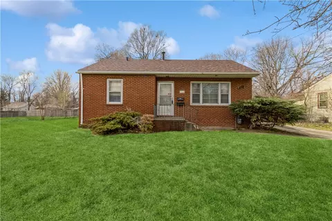 1714 E 29th St, Des Moines, IA 50317