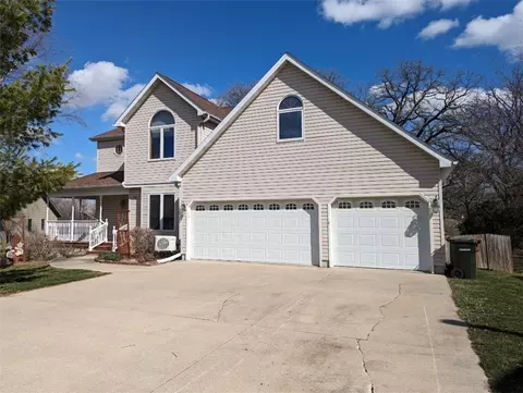 1407 Oakcrest Dr, Waterloo, IA 50701