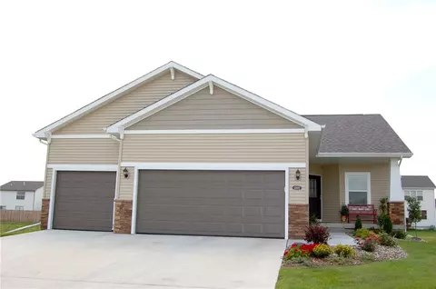 13102 Greenbelt Dr, Urbandale, IA 50323
