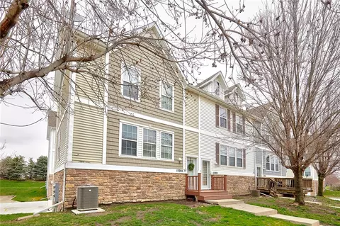 15205 Alpine Dr, Urbandale, IA 50323