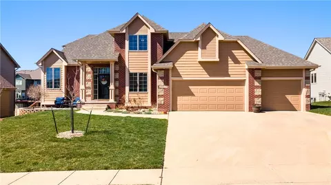 15919 Hammontree Dr, Urbandale, IA 50323