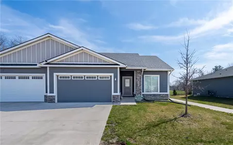 4447 Lower Beaver Rd, Des Moines, IA 50310