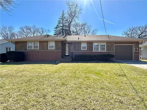 2812 Vine St, West Des Moines, IA 50265