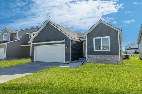 609 NE Meadow Landing Dr, Ankeny, IA 50021