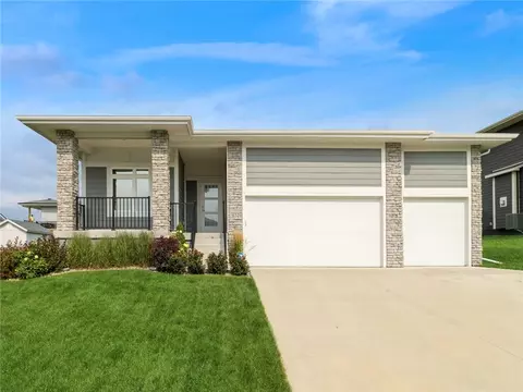 1132 S 92nd St, West Des Moines, IA 50266