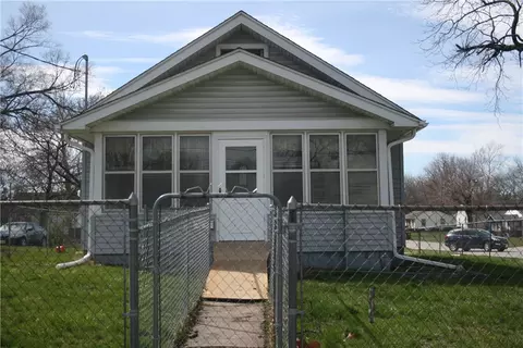 1230 E 27th Ct, Des Moines, IA 50317