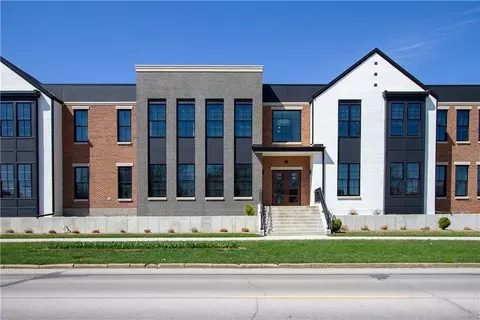 411 Main St #2D, Pella, IA 50219