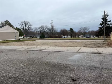 7503 Dennis Dr, Urbandale, IA 50322