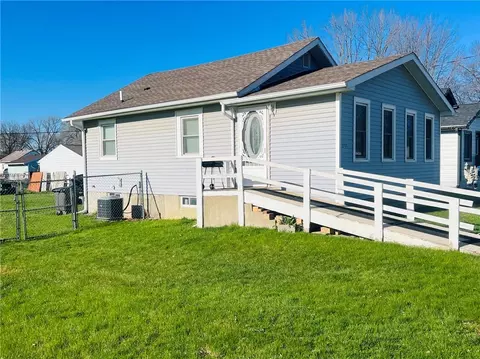 2735 Elm St, Des Moines, IA 50317