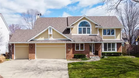 2133 NW 137th St, Clive, IA 50325