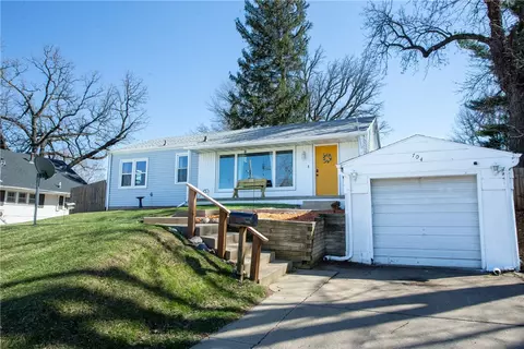 704 Pleasant View Dr, Des Moines, IA 50315