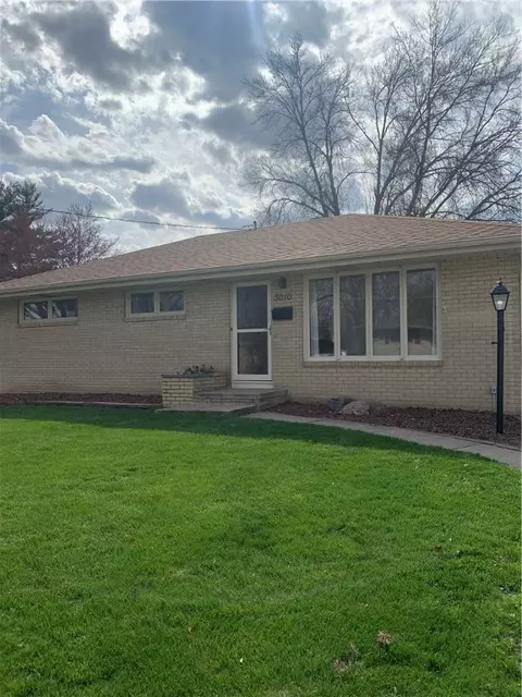 3010 Don Lee Ct, Des Moines, IA 50317