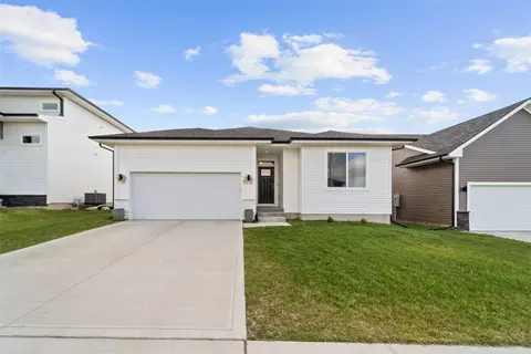 728 Kingfisher Dr, Norwalk, IA 50211