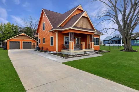 230 NW Poplar Ave, Earlham, IA 50072
