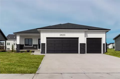 2820 NW Greenwood St, Ankeny, IA 50023