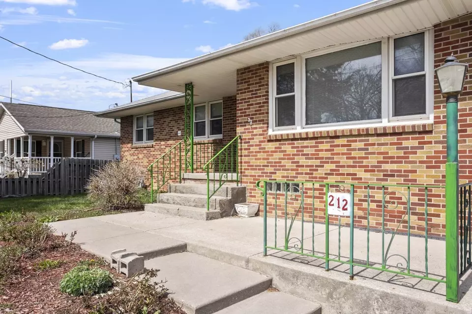 212 Hartford Ave, Des Moines, IA 50315 29 Photos Movoto