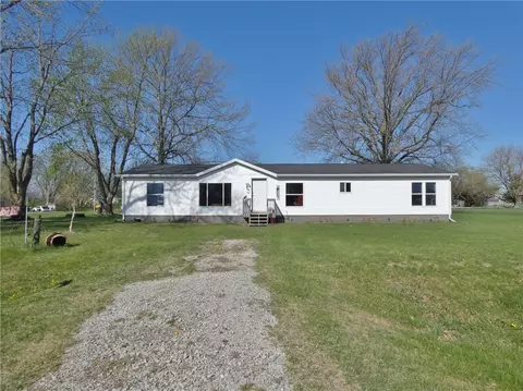 165 Langstraat Ln, Knoxville, IA 50138