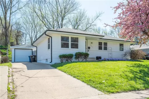 3501 Fairlane Dr, Des Moines, IA 50315