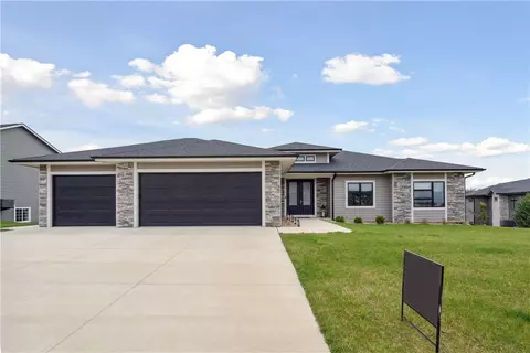 220 Aspen Cir, Pella, IA 50219