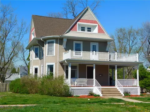 1303 Main St, Grinnell, IA 50112