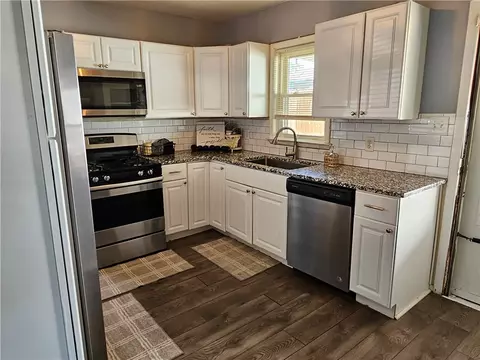 2351 E 40th Ct, Des Moines, IA 50317
