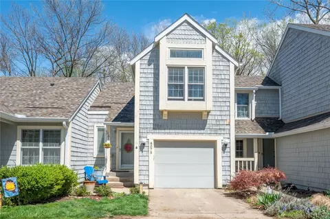 8073 Cobblestone Rd, Urbandale, IA 50322