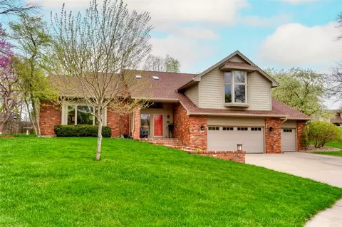 917 54th St, West Des Moines, IA 50266